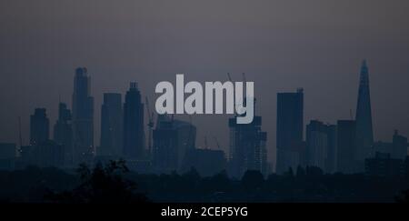 Wimbledon, Londres, Royaume-Uni. 1er septembre 2020. L'aube automnale au-dessus de Londres avec les gratte-ciels du bureau de la ville détourés contre un ciel changeant à l'approche du lever du soleil. Crédit : Malcolm Park/Alay Live News. Banque D'Images