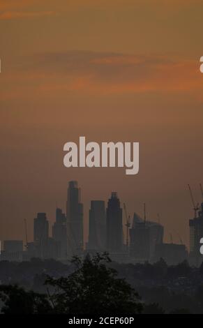 Wimbledon, Londres, Royaume-Uni. 1er septembre 2020. L'aube automnale au-dessus de Londres avec les gratte-ciels du bureau de la ville détourés contre un ciel changeant à l'approche du lever du soleil. Crédit : Malcolm Park/Alay Live News. Banque D'Images