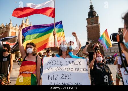 Cracovie, Pologne. 29 août 2020. Les membres de la communauté LGBTQ tiennent un écriteau indiquant que je préfère mourir de Covid-19 après une manifestation plutôt que de vivre avec l'homophobie avant le mois de mars.la Marche annuelle pour l'égalité, également connue sous le nom de Pride Parade, a attiré un nombre particulièrement important de participants, ainsi que deux contre-manifestations. En Pologne, un débat public féroce a récemment eu lieu entre les partisans de la tolérance, avec des points de vue de centre ou de gauche, et les cercles conservateurs, nationalistes et catholiques de droite, qui expriment leur aversion envers la communauté LGBT de plus en plus impitoyable. Opone Banque D'Images