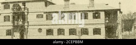. Cinquante ans en Chine : être un compte rendu de l'histoire et des conditions en Chine et des missions de l'Eglise presbytérienne aux Etats-Unis de 1867 à nos jours. IriiTni H ? ^ H Hospital Building, Tsingkiangpu livré.—un jour, alors que Stuart et Houston serewalking le long de la grande rue de la ville de Hang-chow, juste après que les gens aient entendu les nouvelles du terrible massacre de Tientsin, ils ont remarqué une foule inusallyante. Comme ils ont procédé à la ligne chinoise de la rue comme des soldats dessinés dans le tableau de bataille, et a commencé à fermer derrière. Le mot Ta, qui signifie beat, W^as Banque D'Images