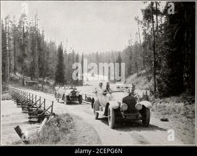 . Le portefeuille des parcs nationaux. Copyright par Gifford vue du Mont Washburn montrant le lac Yellowstone à DistanceLe côté nord est est est un pays de paysage saisissant et romantique rendu accessible par d'excellentes routes (21) Photographie par J. E. Haynes la ville Sainte depuis la route Cody, entrée est. Photographie de J. IC. Haynes entrant à Yellowstone depuis le sud—Lewis Falls Banque D'Images