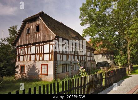 Maisons de tisserands à colombages de Lusatien à Bogatynia, dans la région de Basse-Silésie, en Pologne Banque D'Images