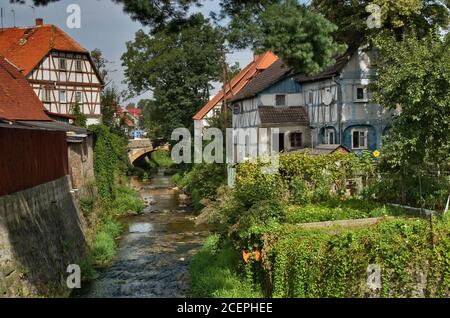 Les tisserands à colombages de Lusatien se trouvent au-dessus de la rivière Miedzianka à Bogatynia, dans la région de la Basse-Silésie, en Pologne Banque D'Images