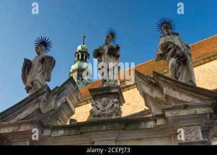 Statues de Saint François Xavier, Saint Ignace de Loyola et Saint François Borgia à la porte noire de l'église Assomption à Klodzko, région Basse-Silésie, Pologne Banque D'Images