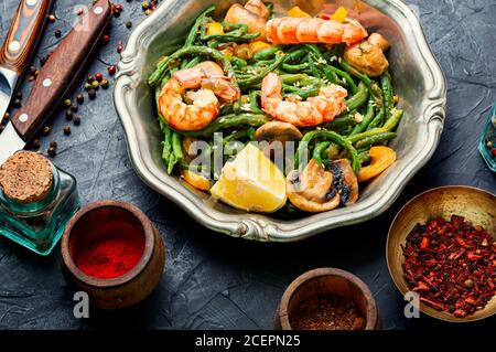 Salade avec crevettes de l'atlantique et haricots asperges.assiette à salade saine Banque D'Images