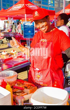 Soweto, Afrique du Sud - 8 septembre 2018 : divers vendeurs africains cuisinant et servant divers plats de rue à base de pain au festival en plein air Banque D'Images