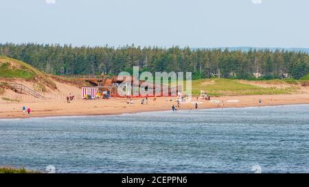 Point d'accès à la plage avec escaliers et rampe pour fauteuils roulants. Les gens s'amusent à se promener et les enfants jouent sur la rive. Cavendish Beach, parc national de l'Î.-P.-É., Canada Banque D'Images