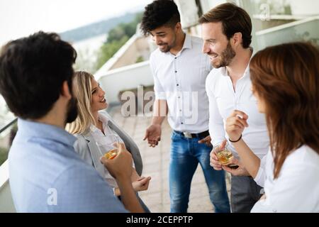 Des gens d'affaires heureux, l'équipe fête avec du champagne au bureau Banque D'Images