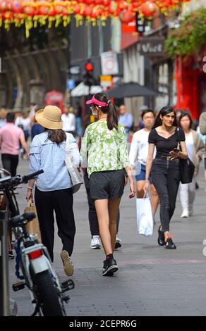 Londres, Angleterre, Royaume-Uni. Jeunes femmes à Chinatown, août 2020 Banque D'Images