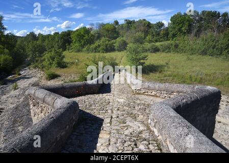 Places de passage triangulaires sur le pont romain c 1er/c2nd AD Pont Roman de Mane ou Pont sur la Laye rivière Mane Alpes-de-haute-Provence Provence Provence France Banque D'Images