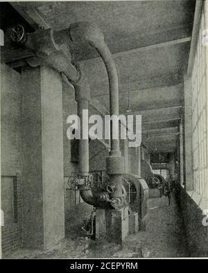 . Transactions - American Society of Heating, Refrigerating and Air-Conditioning Engineers, ted, cent jours de l'année. Environ 40 essais ont été réalisés sur ces chaudières semblables à feu de bois, des grades difterents brûlants de Wyominglignites et de charbons du Montana. Ces tests ont bouleversé l'ancienne théorie et les sucreries de severallarge ont installé des grilles de chaîne. Il a été constaté que, avec une cheminée de 200 pi donnant un tirant de 0.45 à 0.50 po. Au four, les gratsbrûleraient 25 lb. De lignite sèche (teneur moyenne en humidité de 23 %)par pi. Carré de grille par heure, donnant 25 % de capacité en plus et 8 Banque D'Images