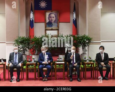 Le président du Sénat tchèque, Milos Vystrcil, 2e à partir de la gauche, rencontre le premier ministre taiwanais su Tseng-chang, 2e à partir de la droite, à Taipei, Taïwan, le 2 septembre 2020. Milos Vystrcil, accompagné d'une délégation de 90 membres, composée de politiciens, d'hommes d'affaires, de représentants d'institutions scientifiques et culturelles et de journalistes, est venu à Taïwan le dimanche 30 août, où il restera jusqu'au vendredi 4 septembre 2020. Vystrcil, l'un des plus hauts politiciens du monde à se rendre à Taïwan dans l'histoire moderne, rencontrera des représentants taïwanais suprêmes, tels que le Président Tsai Ing-wen, le Premier ministre su Tseng-chang, p Banque D'Images