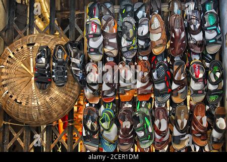 Magasin de chaussures de rue à Khulna, Bangladesh. Banque D'Images