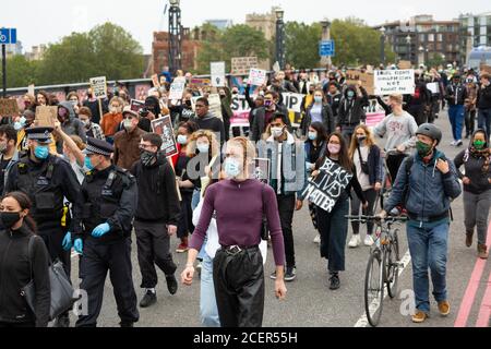 Des manifestants défilent sur le pont de Lambeth, manifestation Black Lives Matter, Londres, 29 août 2020 Banque D'Images