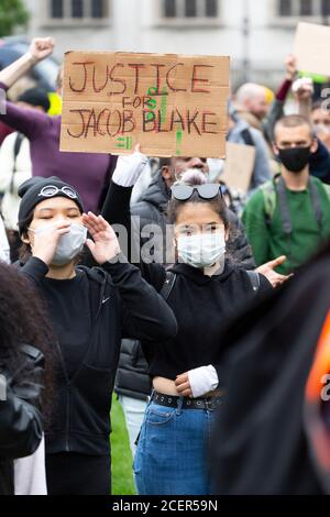 Un manifestant tenant un panneau à une manifestation Black Lives Matter, Londres, 29 août 2020 Banque D'Images