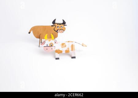 bull et la vache pour les enfants, bricolage comment faire la vache ou le taureau à partir de papier carton, étape 2, en utilisant du papier recyclé pour des idées originales Banque D'Images