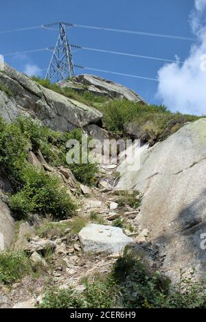 Power pole sur une colline au col de Lukmanier Banque D'Images