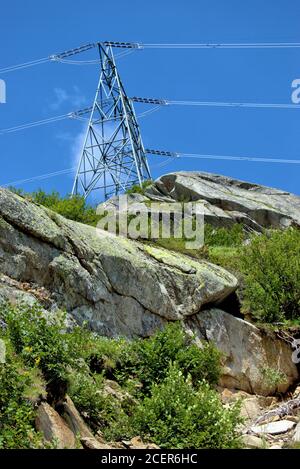 Power pole sur une colline au col de Lukmanier Banque D'Images