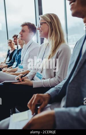 Groupe d'hommes d'affaires assis au séminaire. hommes d'affaires et femmes d'affaires participant à une conférence. Banque D'Images