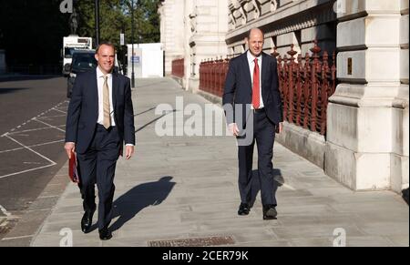 Le secrétaire aux Affaires étrangères Dominic Raab (à gauche) et le nouveau sous-secrétaire permanent Philip Barton arrivent au nouveau bureau des Affaires étrangères, du Commonwealth et du développement de King Charles Street, Westminster, Londres. Banque D'Images