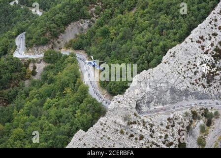 Vue aérienne de la course cycliste Tour de France 2020 Passe par la Taulanne Ravine près de Castellane dans le sud Alpes françaises Banque D'Images