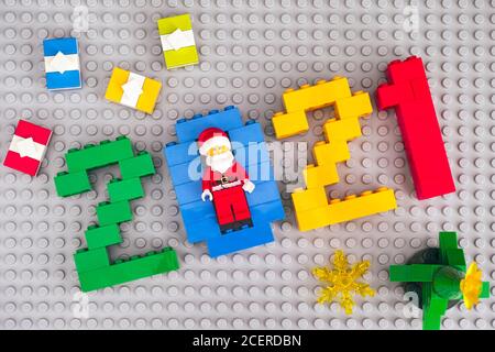 Tambov, Fédération de Russie - 26 août 2020 numéros 2021 fabriqués par Lego briques avec Santa Clause, présente et arbre de Noël sur fond gris Banque D'Images