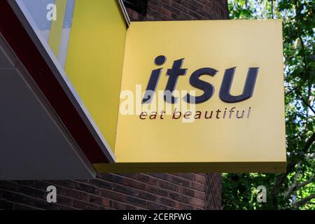 ITSU, restaurant asiatique et chaîne alimentaire à emporter extérieur et logo, Covent Garden, Londres, Angleterre, Royaume-Uni Banque D'Images