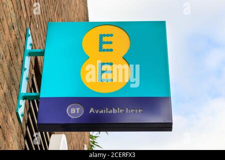 EE Telecom et le logo et le signe de l'entreprise de téléphonie mobile à l'extérieur de la boutique à Londres, Angleterre, Royaume-Uni Banque D'Images