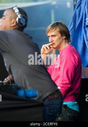 DJ David Guetta regardant son frère DJ Erick Morillo se mélanger pendant son jeu au festival annuel de danse Escape in the Park à Singleton Park, Swansea. Banque D'Images