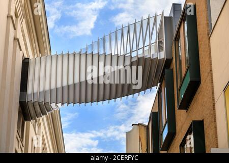 The Bridge of aspiration by Wilkinson Eyre, passerelle de liaison en verre entre la Royal Ballet School et le Royal Opera House, Covent Garden, Londres, Angleterre Banque D'Images