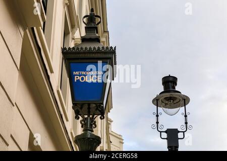 « lampe bleue » traditionnelle, feu de rue Metropolitan police Station, Charing Cross Station Agar House, Londres, Angleterre, Royaume-Uni Banque D'Images