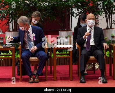 Le président du Sénat tchèque, Milos Vystrcil, à gauche, rencontre le premier ministre taïwanais su Tseng-chang à Taipei, Taïwan, le 2 septembre 2020. Milos Vystrcil, accompagné d'une délégation de 90 membres, composée de politiciens, d'hommes d'affaires, de représentants d'institutions scientifiques et culturelles et de journalistes, est venu à Taïwan le dimanche 30 août, où il restera jusqu'au vendredi 4 septembre 2020. Vystrcil, l'un des politiciens les plus hauts au monde à visiter Taiwan dans l'histoire moderne, rencontrera des représentants taïwanais suprêmes, tels que le Président Tsai Ing-wen, le Premier ministre su Tseng-chang, le président du Parlement si-kun Banque D'Images