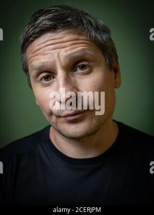 Studio portrait d'homme blanc (caucasien) de 40 ans sans sourire. Éclairage Rembrandt. Style de couverture de magazine. Banque D'Images