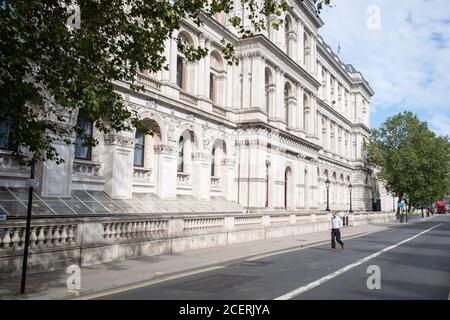 Un homme passe devant le Foreign and Commonwealth Office, sur Whitehall, à Westminster, Londres. Banque D'Images