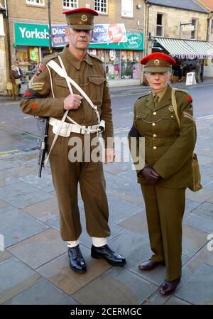 Pickering, North Yorkshire, Royaume-Uni - octobre 16 2016 : personnes vêtues d'uniformes de la deuxième Guerre mondiale pour un week-end de reconstitution de la deuxième Guerre mondiale. Banque D'Images