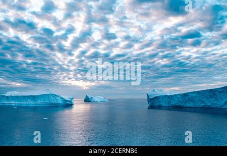 Paysage de mer avec blocs de glace dans la région sonore antarctique. Banque D'Images