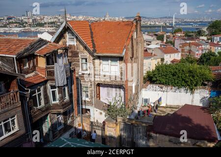 Vue sur le quartier de Cibali avec des maisons historiques et vue sur la Corne d'Or en arrière-plan à Istanbul, Turquie le 20 août 2020. Banque D'Images