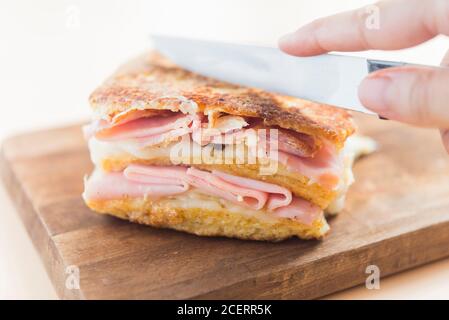 Sandwich monte cristo, vue sur la façade de la framboise Banque D'Images