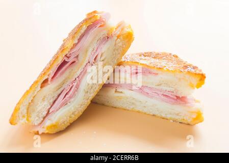 Sandwich monte cristo, vue sur la façade de la framboise Banque D'Images