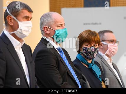 ***PHOTO du FICHIER*** Jarmila Razova, responsable de la santé publique tchèque, a été testée positive pour le nouveau coronavirus et reste isolée à Prague, République tchèque, le 2 septembre 2020. Le PM Babis et d'autres personnes du bureau de Govt qui ont rencontré Razova n'ont pas besoin d'être mis en quarantaine car ils étaient assis suffisamment loin d'elle, a-t-il dit à CTK. ***PHOTO*** L-R le Premier ministre tchèque Andrej Babis, le ministre adjoint de la Santé Roman Prymula et le responsable de la santé publique Jarmila Razova assistent à une conférence de presse pour présenter le projet de quarantaine intelligente et l'évaluation de l'état actuel, le 7 mai 2020, à Prague, en République tchèque Banque D'Images