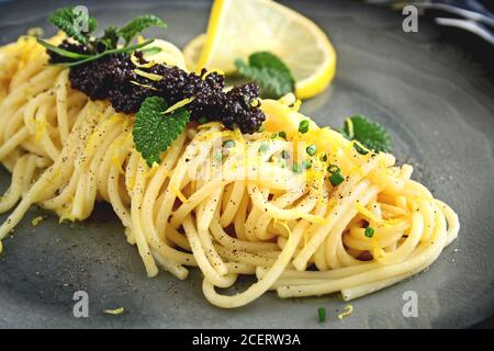 Spaghetti au beurre de citron et caviar Banque D'Images