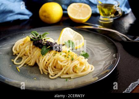 Spaghetti au beurre de citron et caviar Banque D'Images