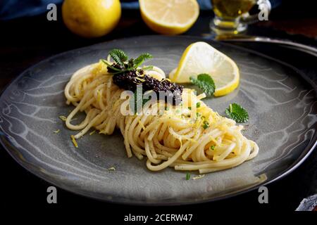 Spaghetti au beurre de citron et caviar Banque D'Images