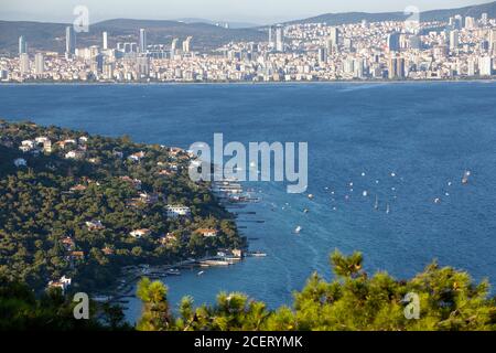 Vue sur la plage d'Aya Nikola depuis le sommet des plages de Buyukada et d'Istanbul en arrière-plan. Buyukada est la plus grande des neuf soi-disant Princes Island Banque D'Images