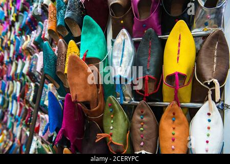 Babouches en cuir, pantoufles marocaines sans dos en cuir à vendre dans le souk de la Médina, Marrakech Banque D'Images