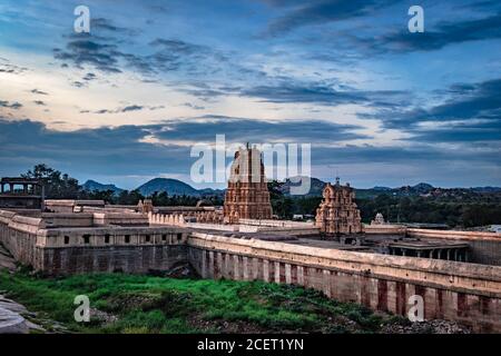 shree virupaksha temple vue le soir avec spectaculaire ciel est prise à hampi karnataka inde. il montre l'architecture impressionnante dans hampi. Banque D'Images