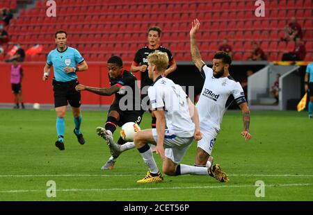 BayArena Leverkusen Allemagne 6.8.2020, football: UEFA Europa League Season 2019/20, Round of 16, Bayer 04 Leverkusen (B04, noir) vs Glasgow Rangers FC (RFC, blanc) —Leon Patrick Bailey (Leverkusen), Filip Helander (Glasgow), Connor Goldson (Glasgow) photo: Ulrich Hufnagel / Hufnagel Pool de Kolnagel / Hufbach pour usage éditorial / PR seulement sur Kolnagel / PR Kolnagel. Banque D'Images