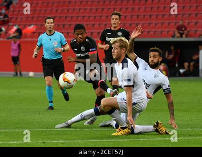 BayArena Leverkusen Allemagne 6.8.2020, football: UEFA Europa League Season 2019/20, Round of 16, Bayer 04 Leverkusen (B04, noir) vs Glasgow Rangers FC (RFC, blanc) —Leon Patrick Bailey (Leverkusen), Filip Helander (Glasgow), Connor Goldson (Glasgow) photo: Ulrich Hufnagel / Hufnagel Pool de Kolnagel / Hufbach pour usage éditorial / PR seulement sur Kolnagel / PR Kolnagel. Banque D'Images