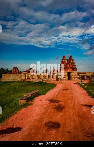 temple de vithala avec la route de sol rouge de tête et le ciel bleu étonnant à hampi ruines image est prise à hampi karnataka inde. il est le plus impressionnant et t Banque D'Images