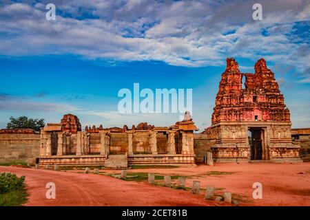 temple de vithala ancienne porte d'entrée d'art en pierre avec un ciel bleu étonnant à hampi ruines image est prise à hampi karnataka inde. il est le plus impressionnant Banque D'Images